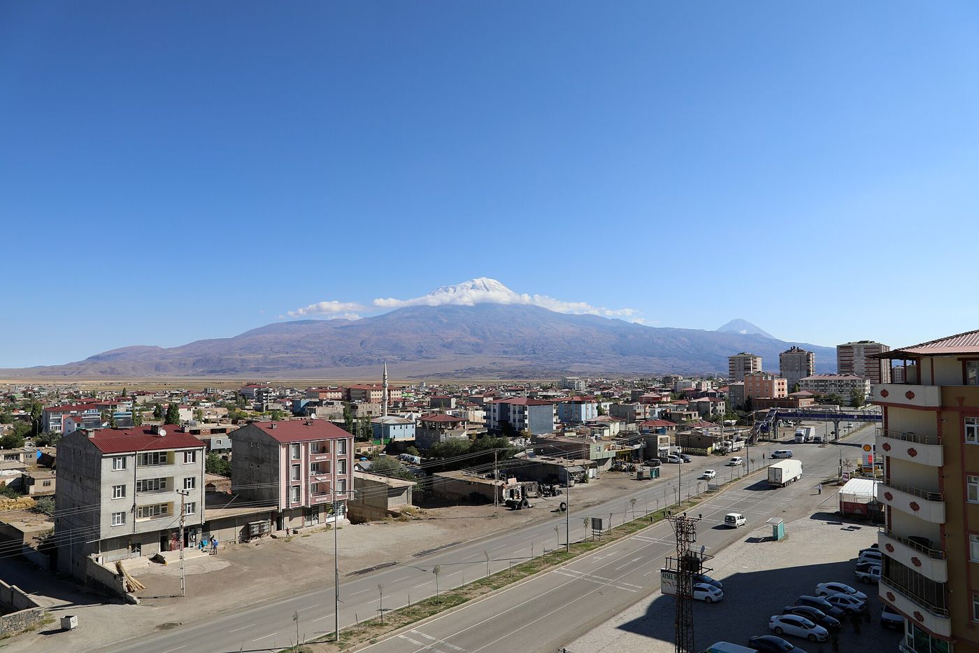 O Monte Ararat visto de Doğubayazıt, a cidade mais próxima do sítio de Durupınar.