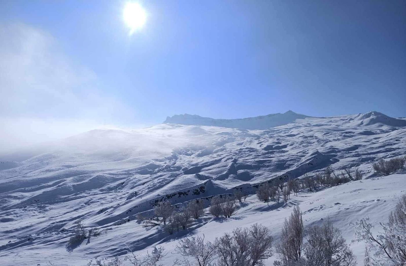 A região do sítio no inverno de 2024, vista do centro de visitantes de Üzengili: o lugar virou ponto turístico.