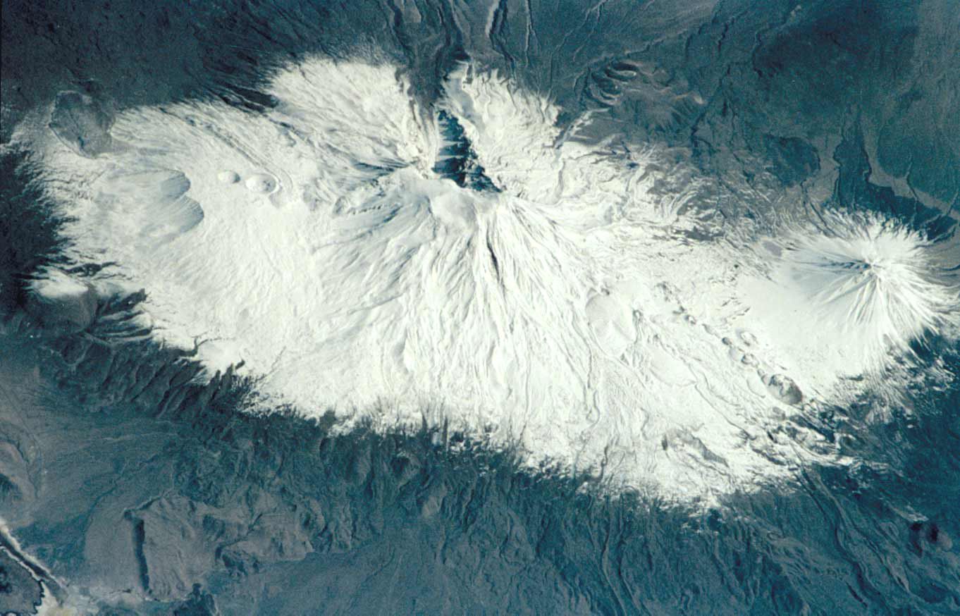O Monte Ararat visto por satélite em 2001: o topo coberto de gelo e a montanha menor, o Pequeno Ararat, à direita.