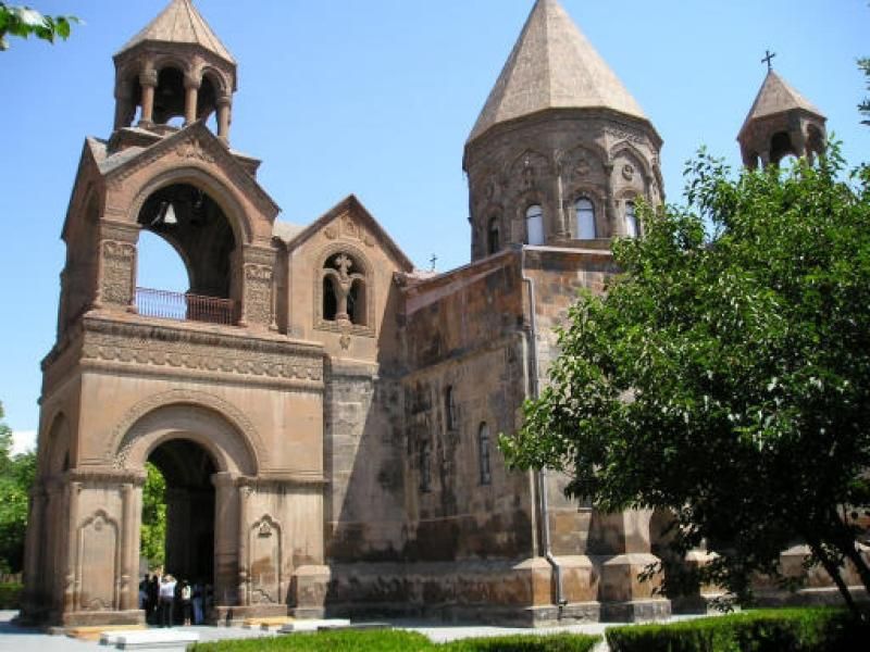 A catedral de Etchmiadzin, sede da Igreja Armênia, onde fica o relicário com a madeira atribuída à Arca.