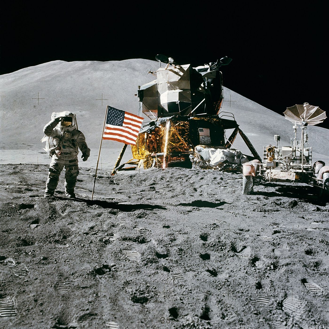 James Irwin saúda a bandeira americana na Lua, durante a missão Apollo 15, em 1971.
