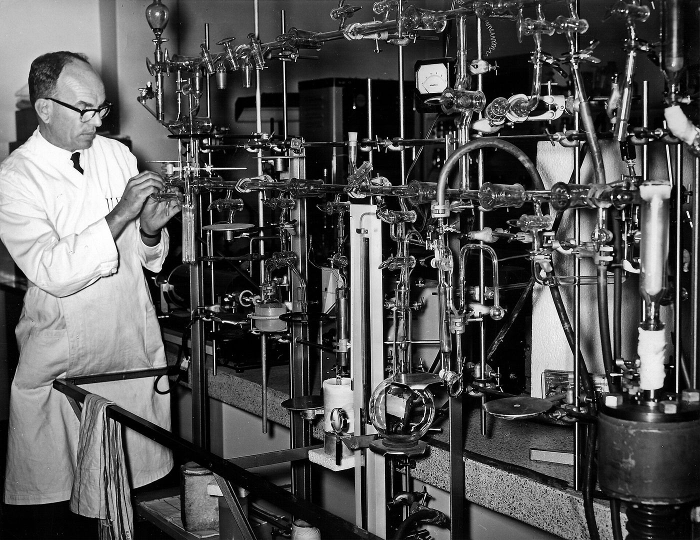 Aparelho de laboratório para preparar amostras de carbono-14, o método que datou a madeira de Navarra.