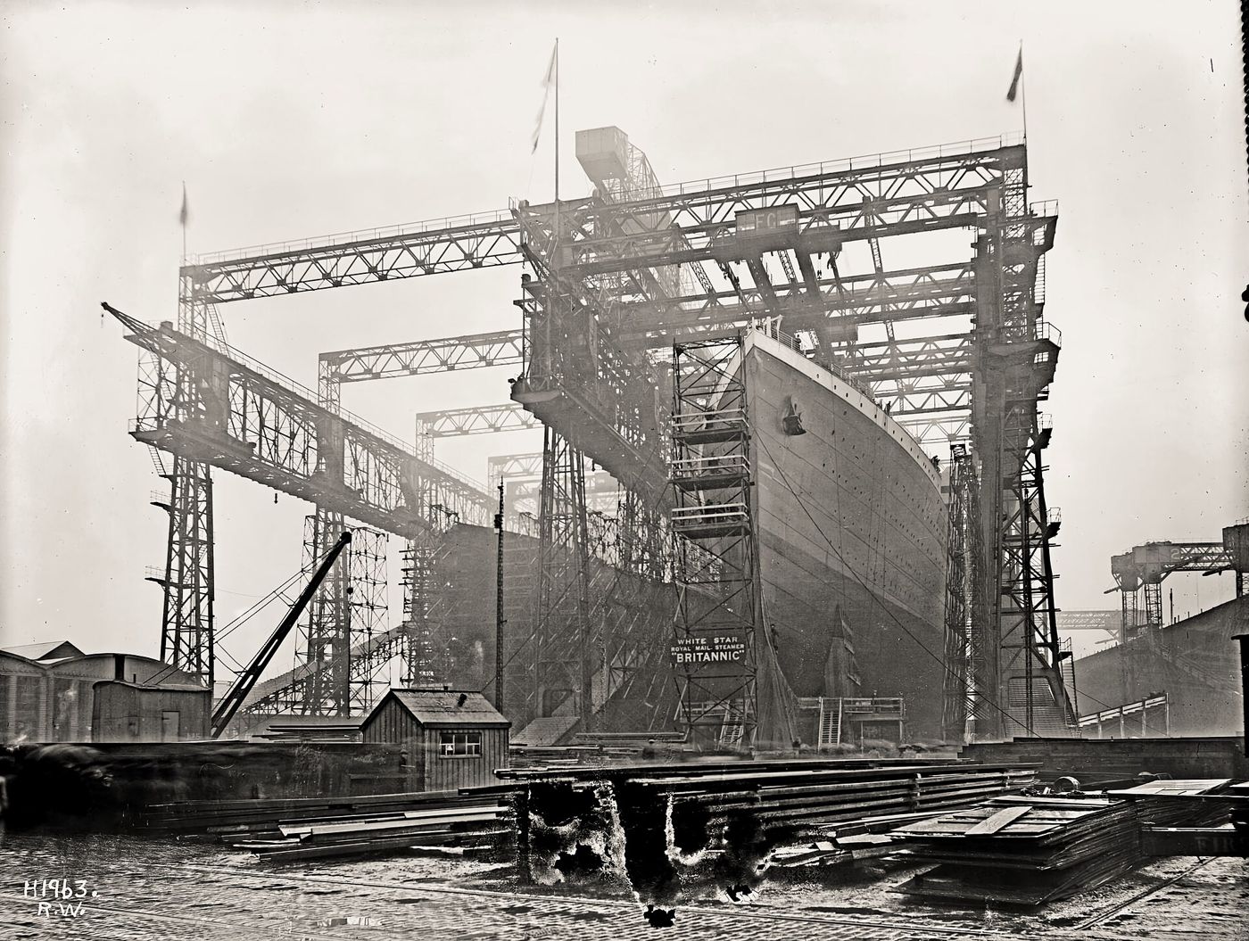 O Britannic dentro do pórtico de Arrol, no estaleiro Harland and Wolff, em Belfast, dias antes do lançamento, em fevereiro de 1914.