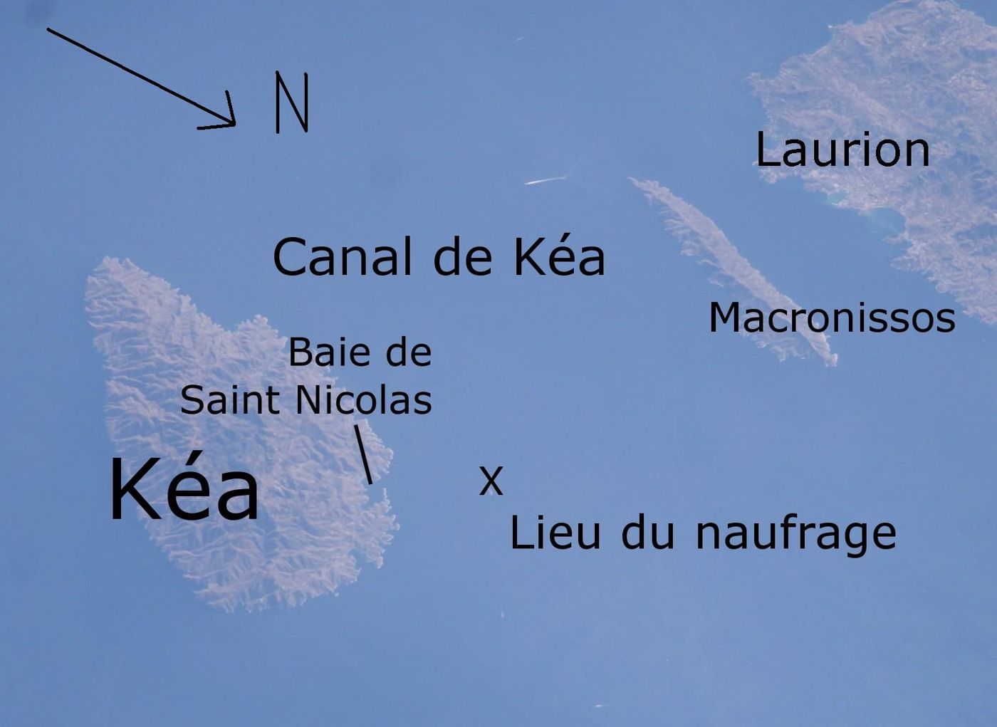 O canal de Kea visto da Estação Espacial Internacional, com o ponto do naufrágio marcado entre as ilhas de Kea e Makronissos.