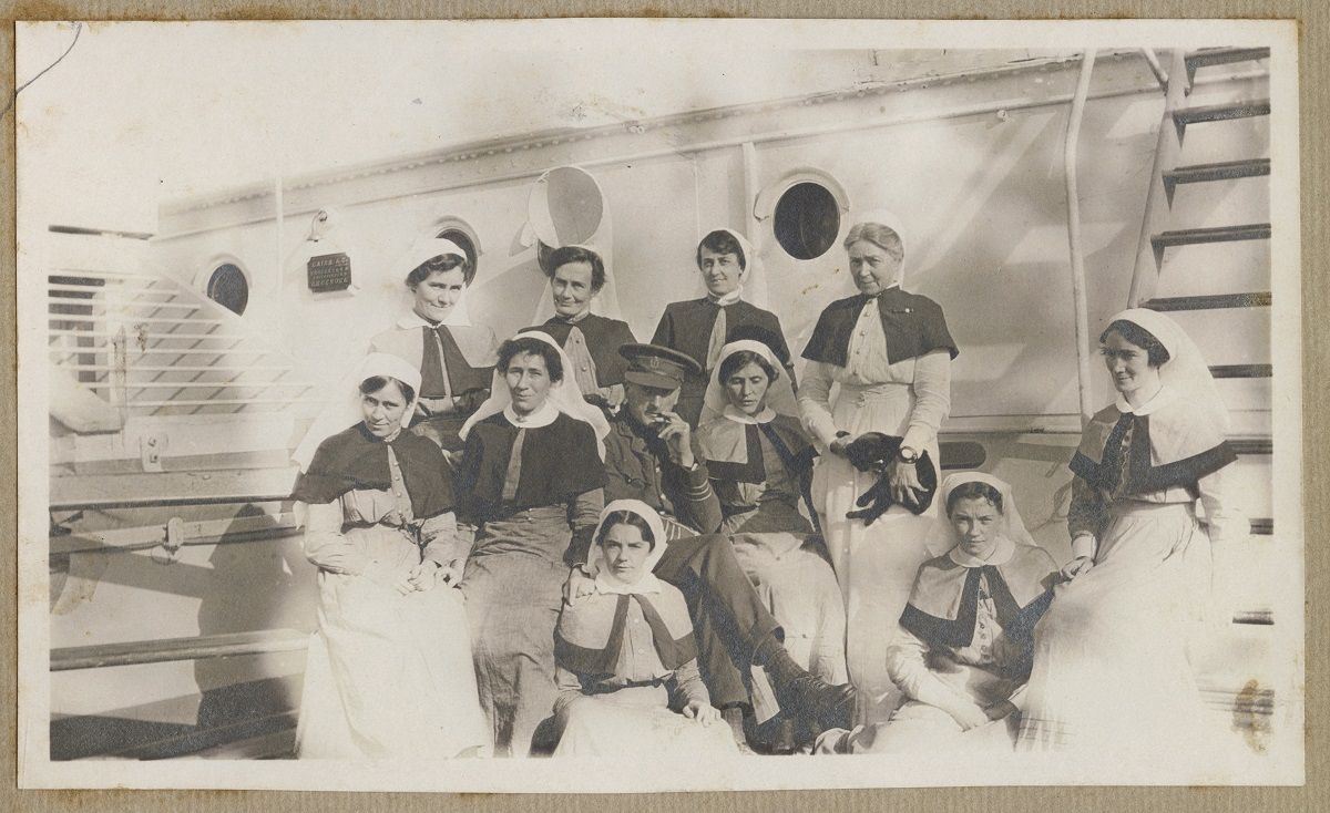 Enfermeiras militares australianas por volta de 1915, a época da campanha de Galípoli, quando os navios-hospital cruzavam o Mediterrâneo.