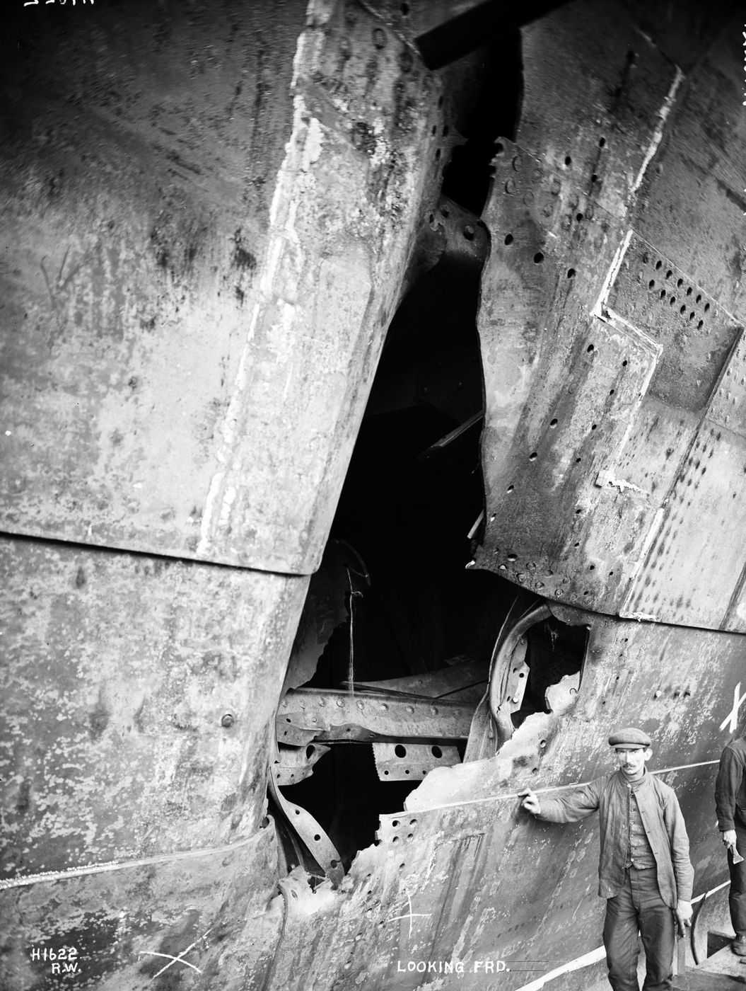 O rombo no casco do Olympic depois da colisão com o cruzador HMS Hawke, em 1911.