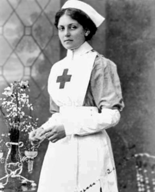 Violet Jessop com o uniforme da Cruz Vermelha britânica.