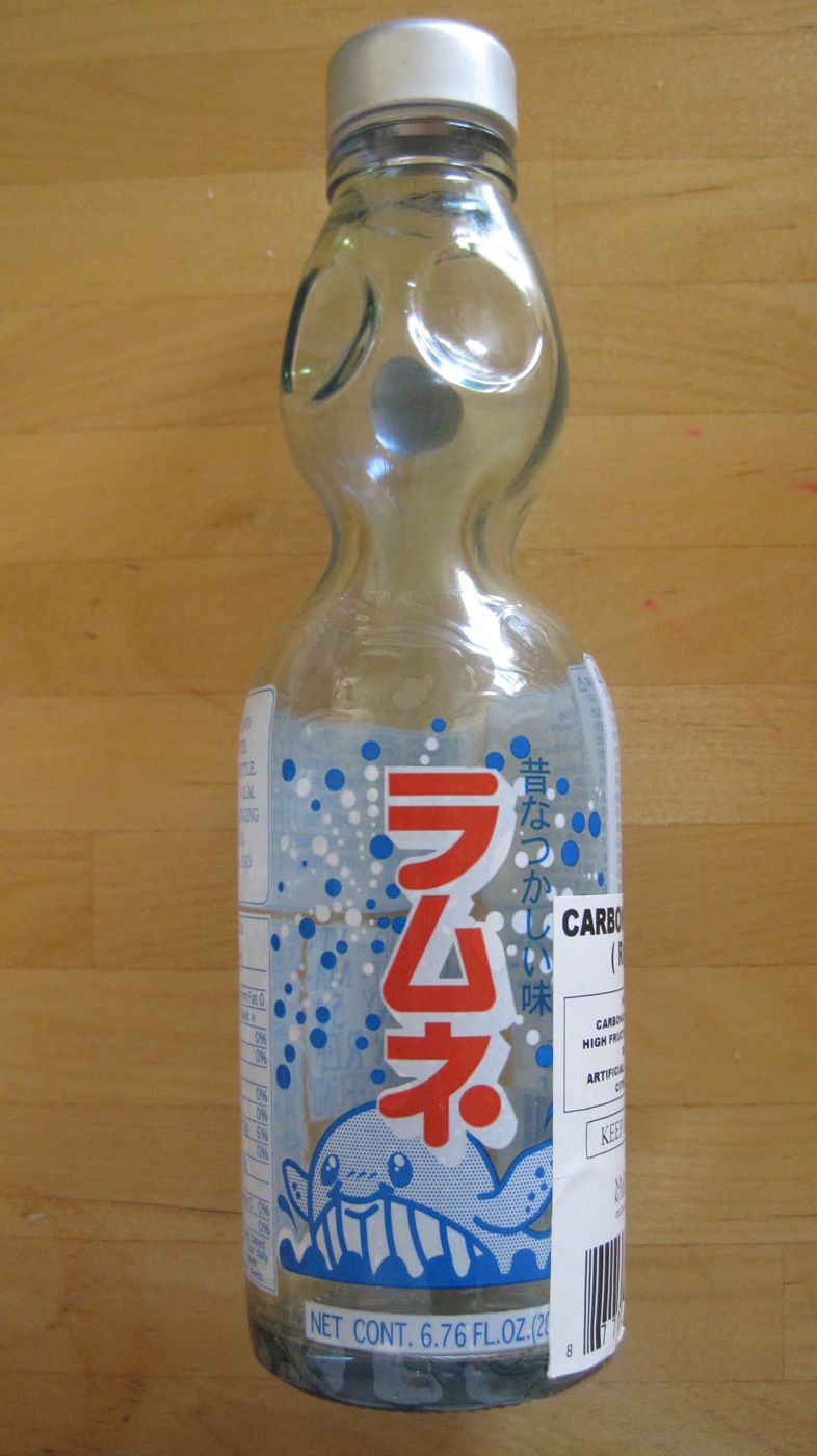 Garrafa de ramune, o refrigerante japonês fechado por uma bolinha de vidro.