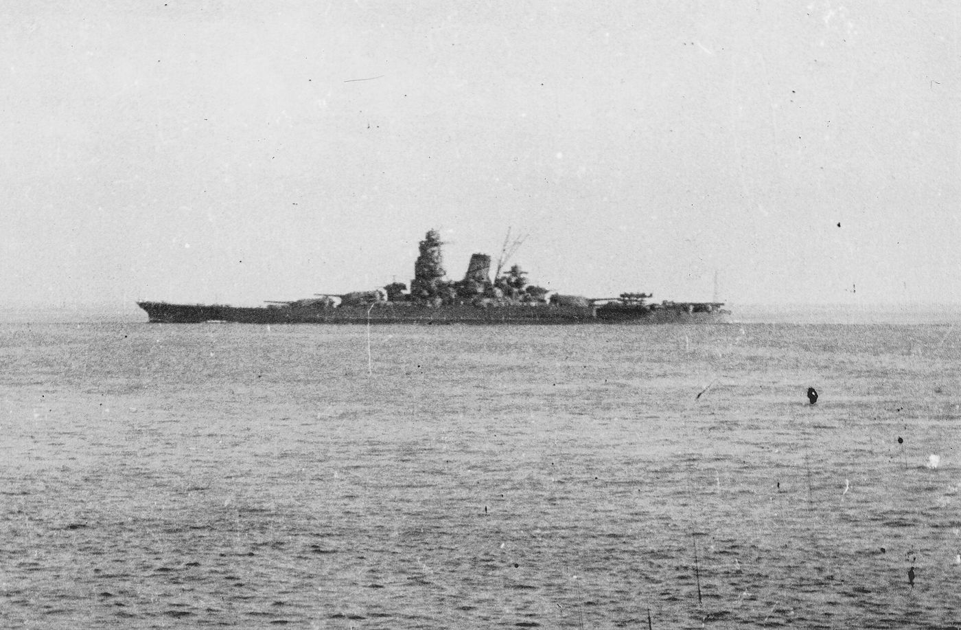 O encouraçado Musashi, irmão do Yamato, saindo de Brunei em outubro de 1944, a caminho da batalha do golfo de Leyte.
