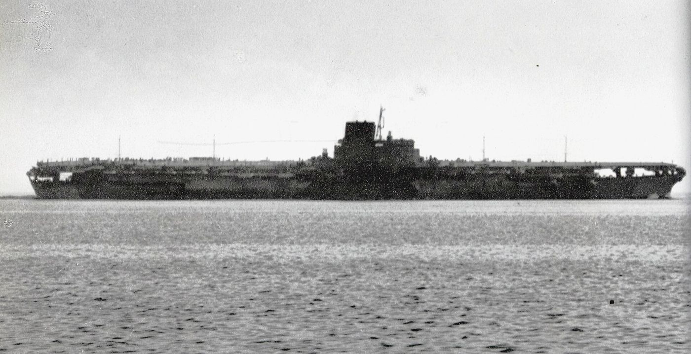 O Shinano em testes de mar: começou como encouraçado da classe Yamato e terminou como porta-aviões.