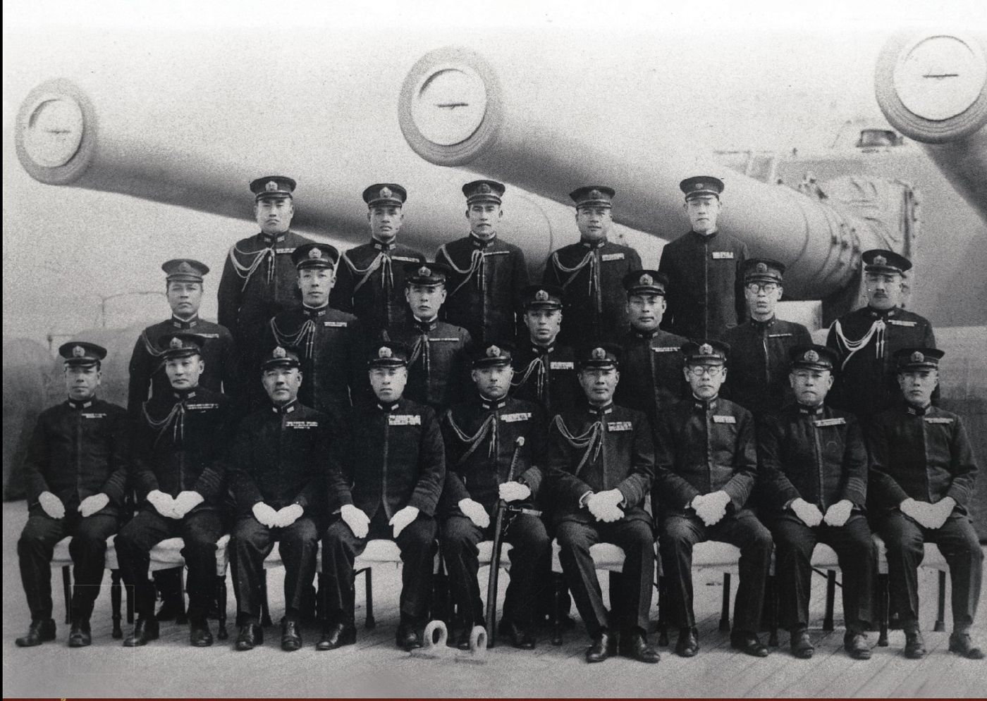 O almirante Yamamoto e seu estado-maior diante dos canhões de 46 centímetros da torre 3 do Yamato, logo depois de o navio entrar em serviço.