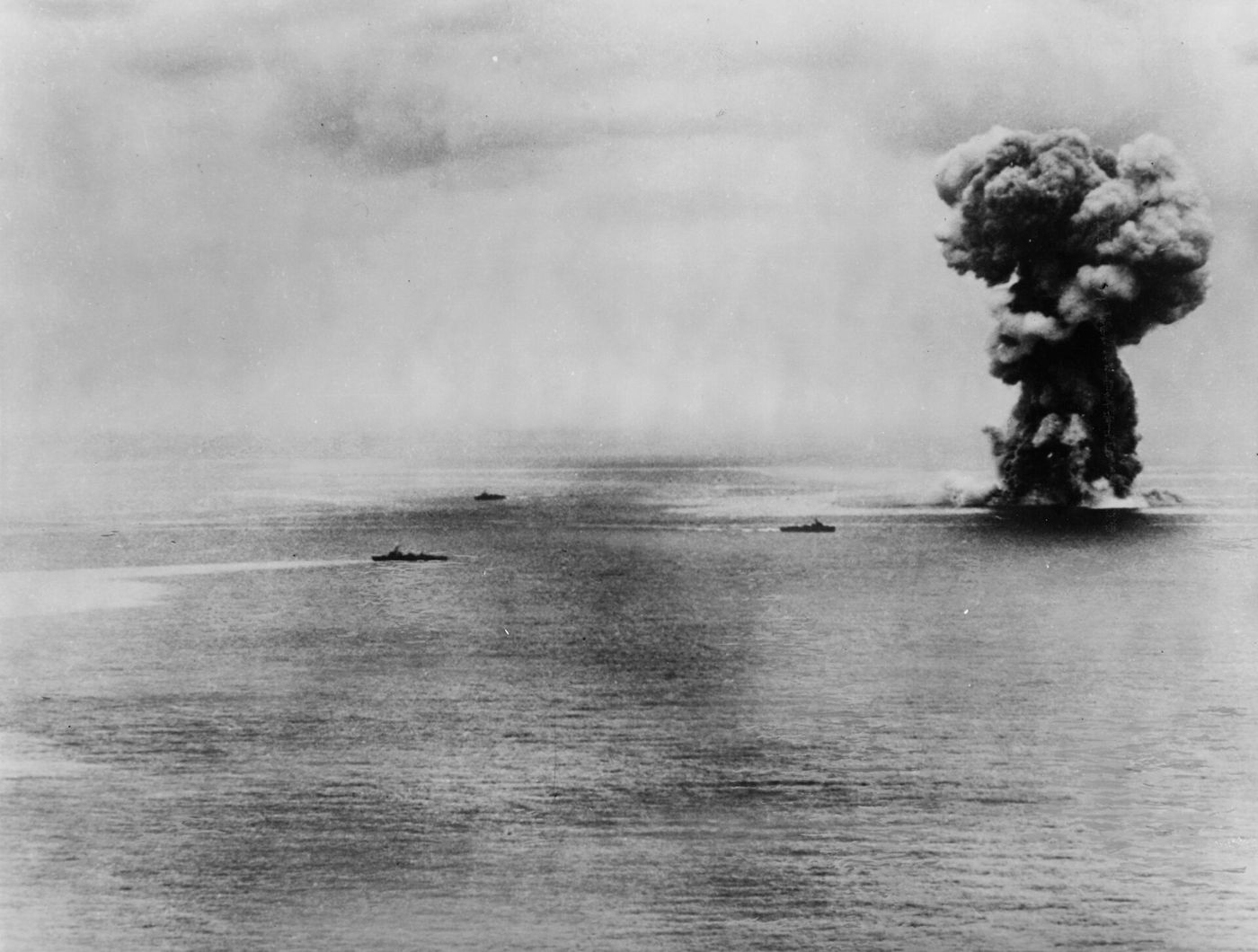 A coluna de fumaça logo depois de o Yamato virar e explodir, em 7 de abril de 1945.