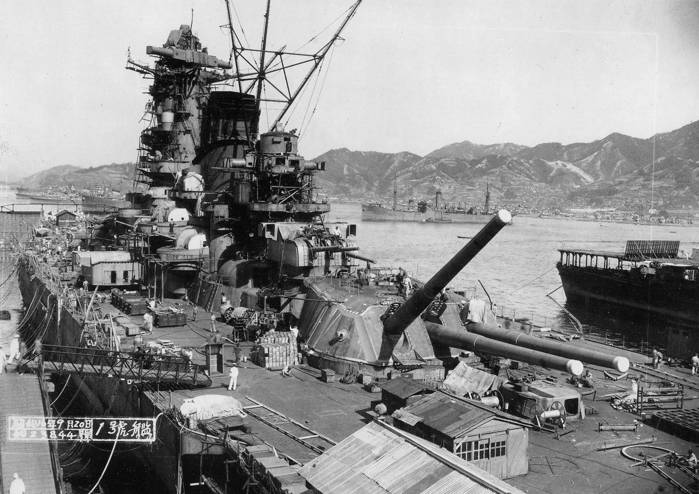 O Yamato na fase final de construção, junto a um pontão de acabamento na base naval de Kure, em 20 de setembro de 1941.