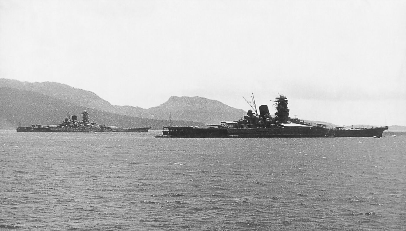 O Yamato (à esquerda) e o irmão Musashi ancorados na lagoa de Truk, em 1943.