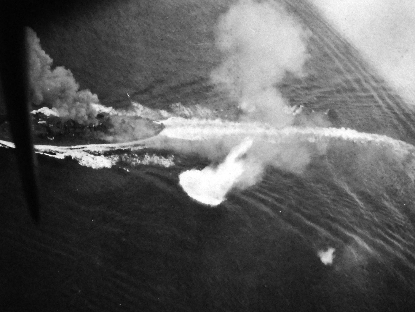 O Yamato visto de um avião americano durante o ataque de 7 de abril de 1945.
