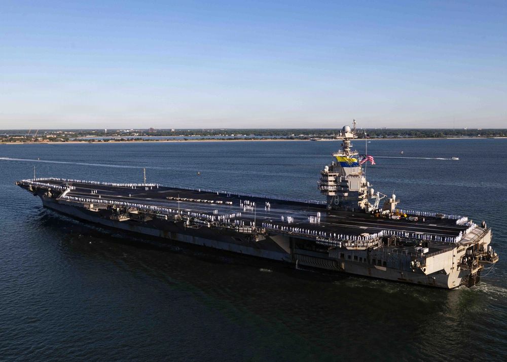 O Gerald Ford chegando à base de Norfolk, na Virgínia, ao fim da missão de 2025–2026.