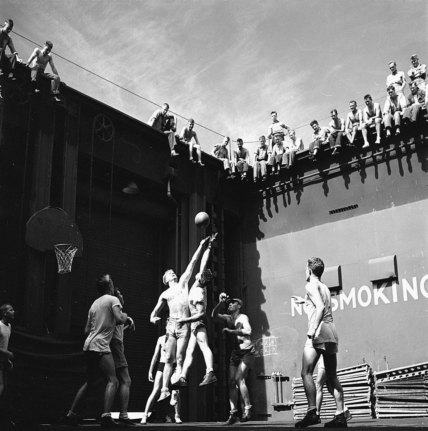 O futuro presidente Gerald Ford num jogo de basquete no hangar do porta-aviões Monterey, em 1944.