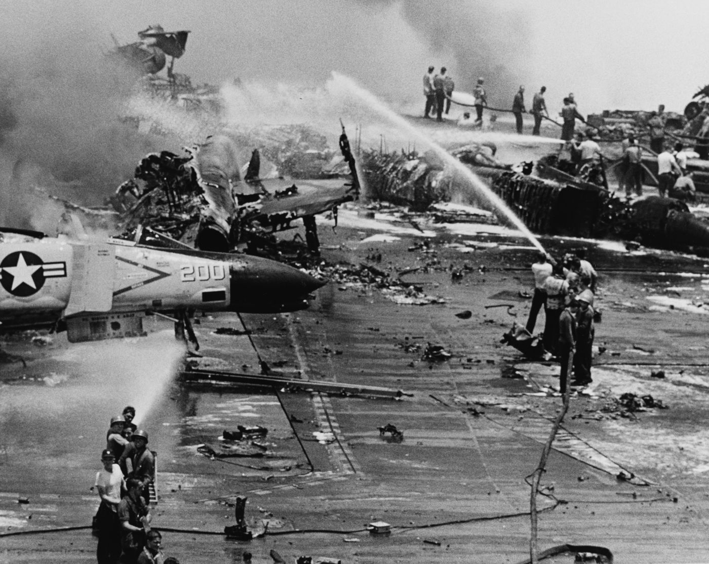 Marinheiros combatem o incêndio no convés do USS Forrestal em 29 de julho de 1967.