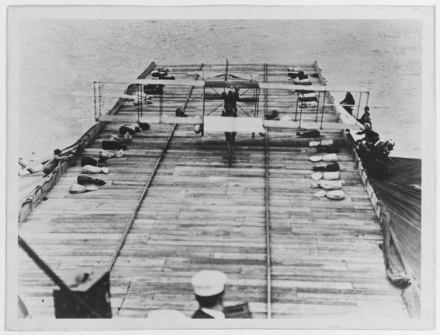A plataforma de tábuas montada sobre um navio de guerra para o pouso pioneiro de Eugene Ely, em janeiro de 1911.