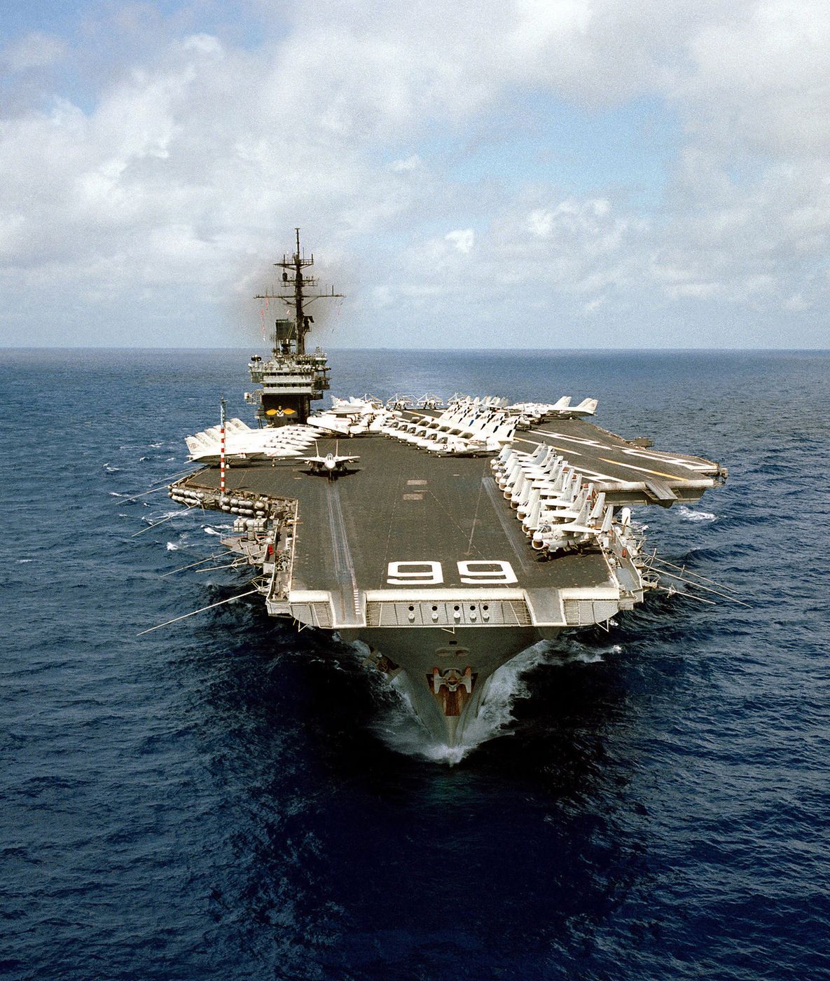 O USS America em abril de 2005, rebocado para o alto-mar antes dos testes.