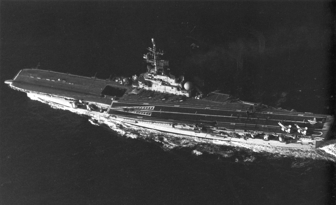 O Clemenceau, navio gêmeo do Foch, no Mediterrâneo em 1981.