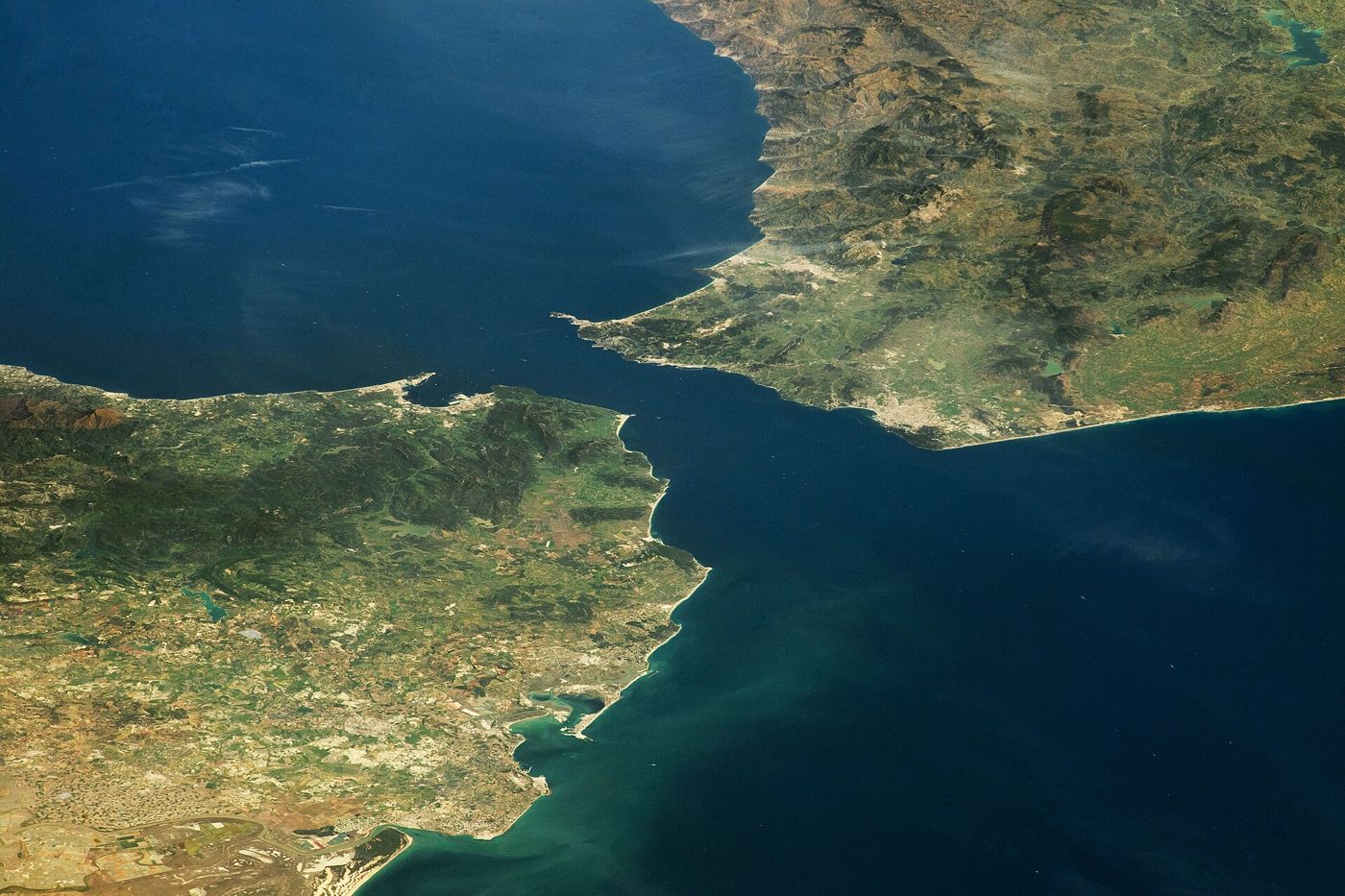 O Estreito de Gibraltar visto do espaço: foi perto daqui que o São Paulo deu meia-volta, em agosto de 2022.