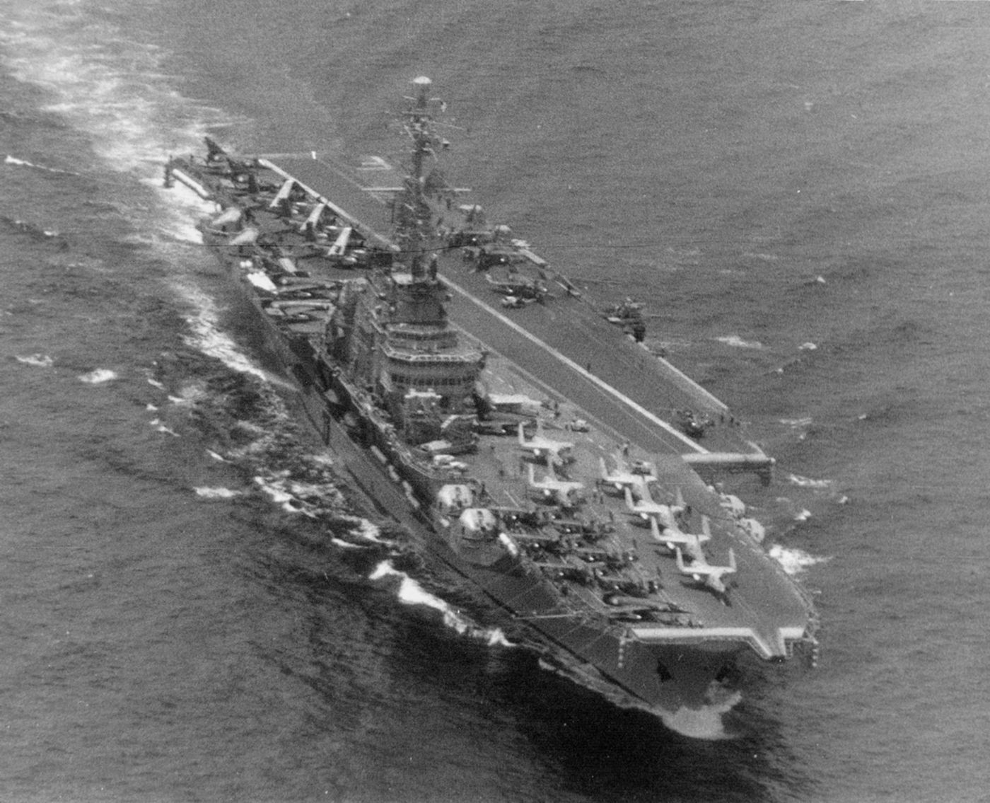 O porta-aviões francês Foch no Mediterrâneo, em 1973, quase três décadas antes de virar o São Paulo.
