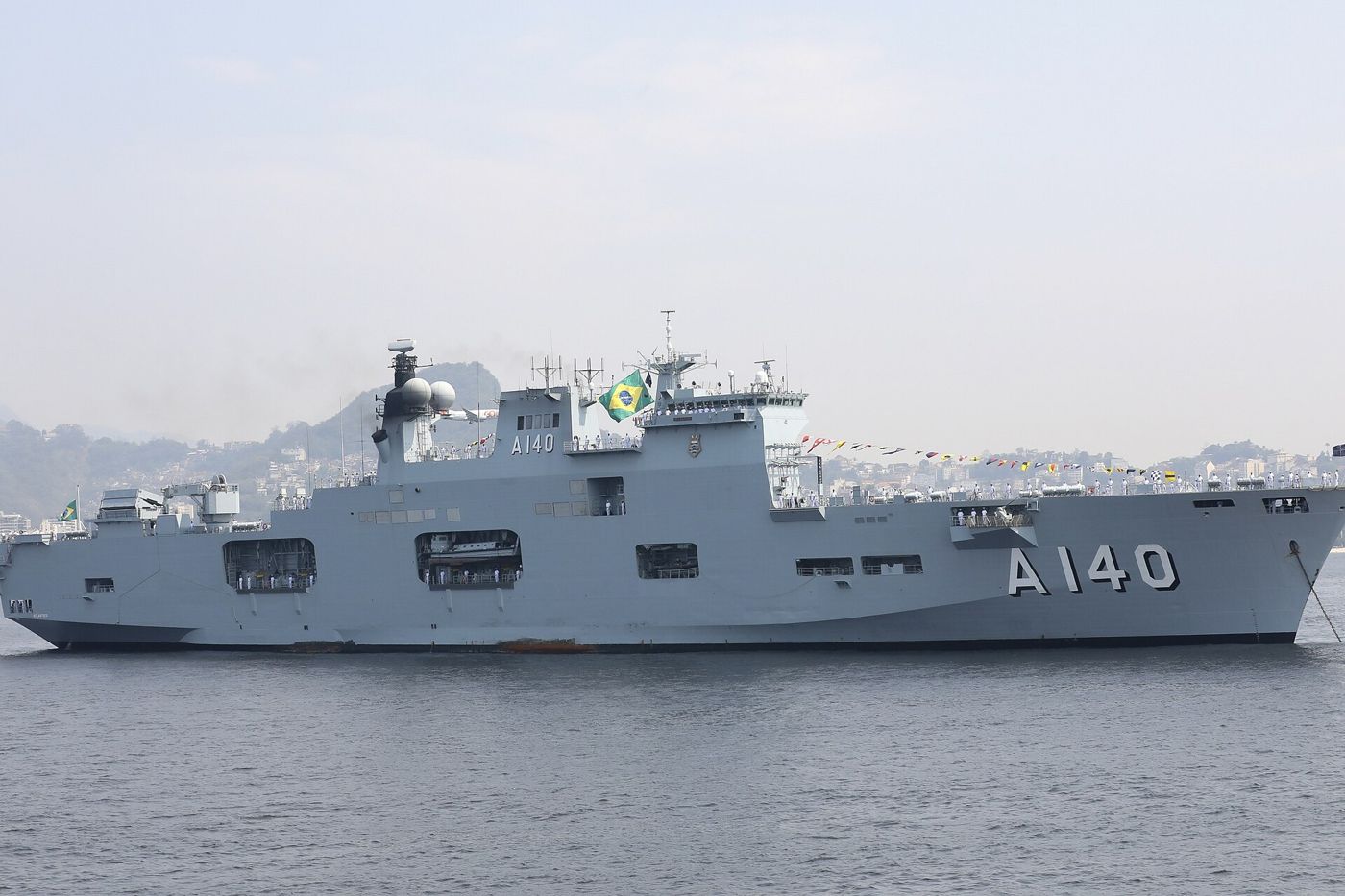 O NAM Atlântico, ex-HMS Ocean, na revista naval do Bicentenário da Independência, no Rio de Janeiro, em setembro de 2022.