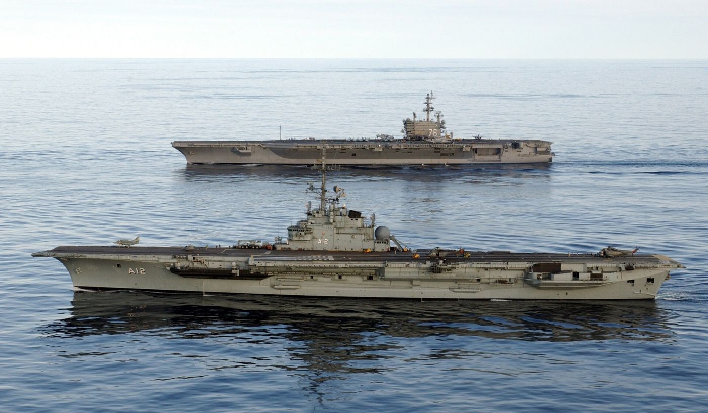 O São Paulo (à frente) navegando ao lado do porta-aviões americano USS Ronald Reagan, em junho de 2004.