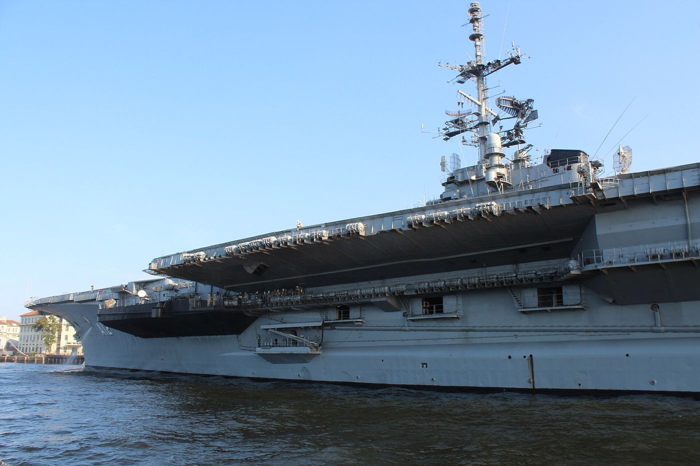O porta-aviões São Paulo atracado no Rio de Janeiro, em 2012: o maior navio de guerra que o Brasil já teve.