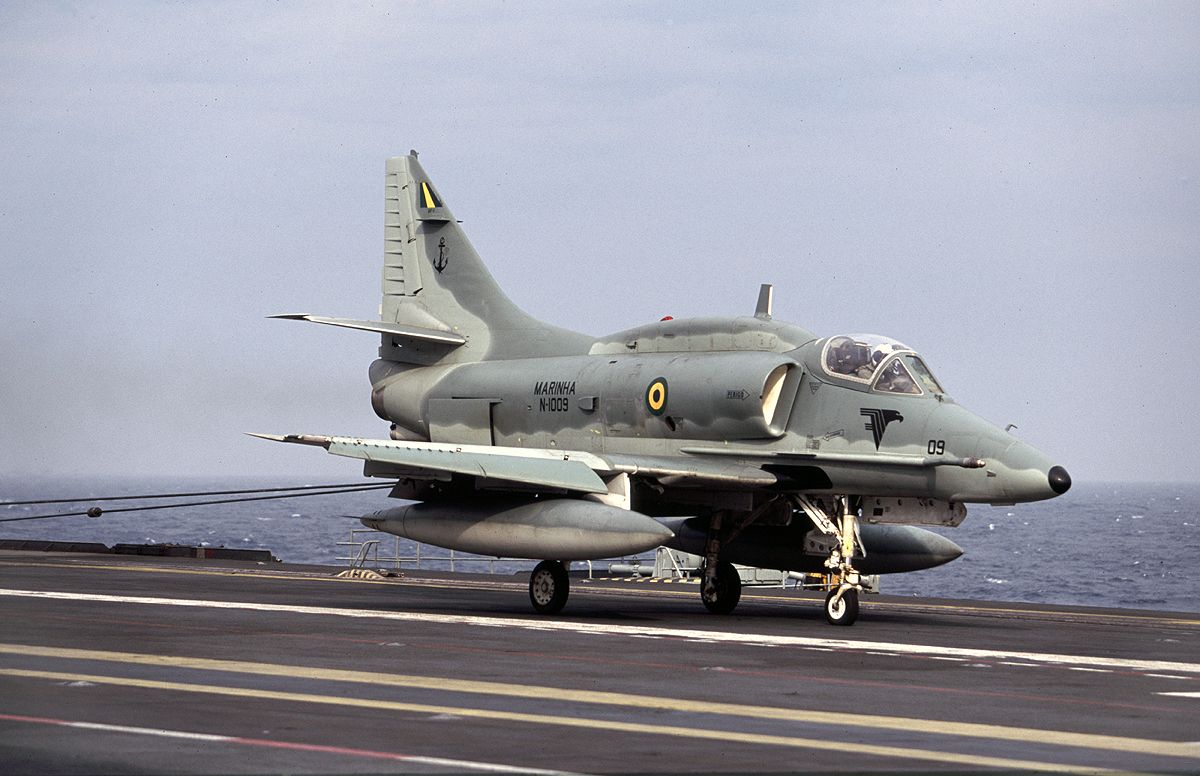 Um Skyhawk da Marinha do Brasil preso ao cabo de parada no convés do São Paulo, em 2006.