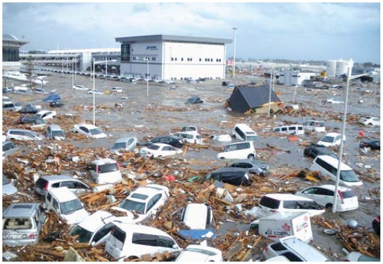 O aeroporto de Sendai depois do tsunami. A água chegou às pistas por volta das 16h, mais de uma hora após o tremor.
