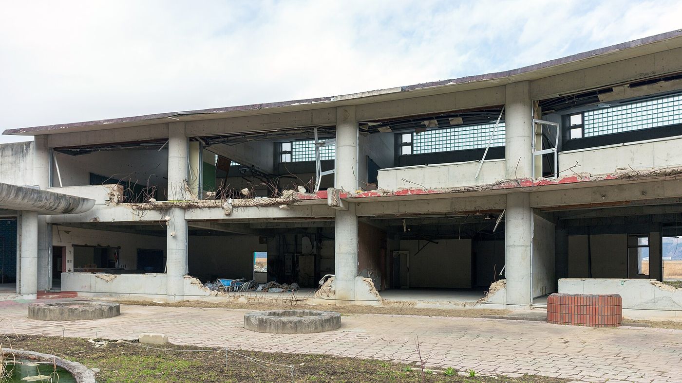 Salas de aula destruídas da escola primária de Okawa, hoje preservada em ruínas como memorial.