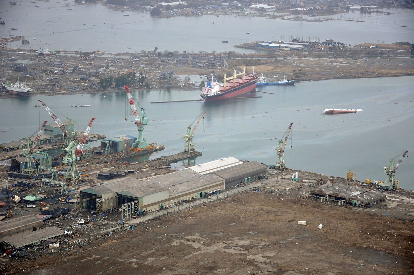 Navios jogados em terra e virados num porto perto da base aérea de Matsushima, em Miyagi.